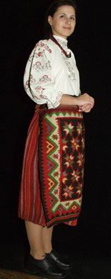 4. Дівочий стрій з Житомирського Полісся: (· сорочка вишита, КН-981; · літник тканий, КН-6472; · запаска килимова, КН-1467; · крайка, КН-6506/Т-896). УЦНК 